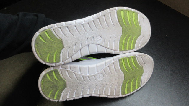 Load image into Gallery viewer, Used Water Shoes - Size 4
