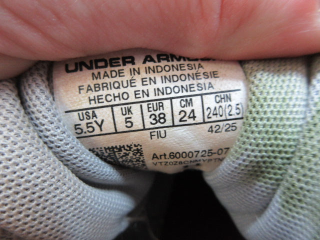 Load image into Gallery viewer, Used Under Armour Harper 10 RM' Baseball Cleats - Size Youth 5.5
