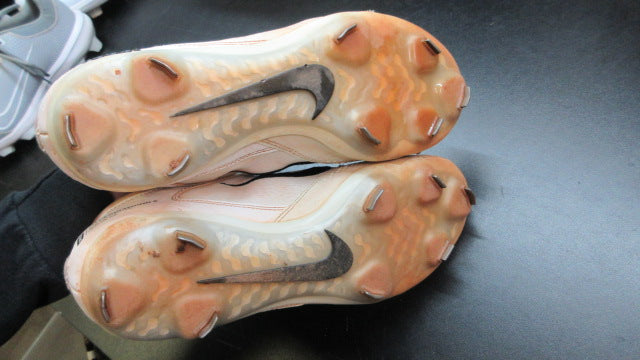 Load image into Gallery viewer, Used Nike Women's Hyperdiamond 4 Elite Softball Cleats - Size 9.5
