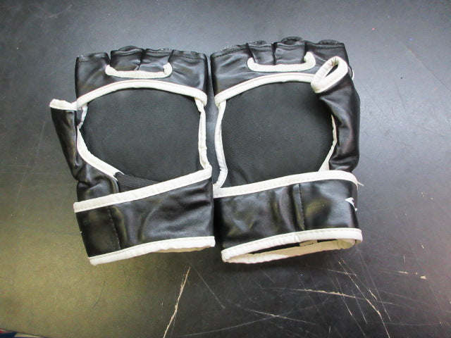 Load image into Gallery viewer, Used Everlast Sparring Gloves - S/M
