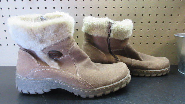 Load image into Gallery viewer, Used St. John's Bay Winter Boots - Size 10
