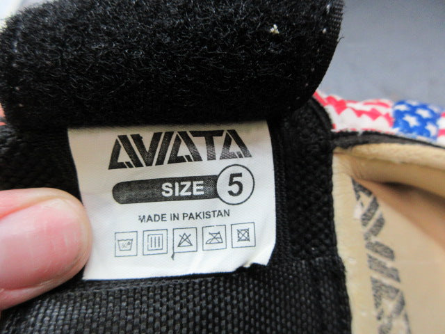 Load image into Gallery viewer, Used Aviata Viper Carbon Soccer Goalkeeper Gloves - Size 5
