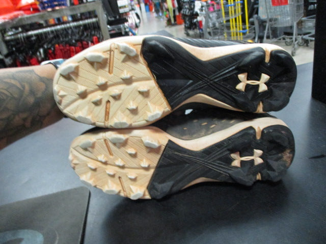 Load image into Gallery viewer, Used Under Armour Leadoff Size Youth 4 Cleats
