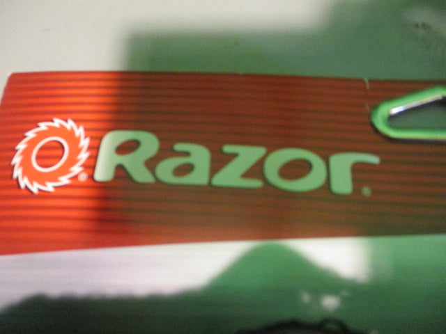 Load image into Gallery viewer, Used Razor Youth 8+ Skaing Pad Set
