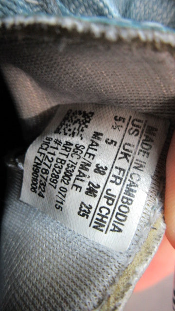 Load image into Gallery viewer, Used Adidas Messi 15.3 Indoor Soccer Shoes - Size 5.5
