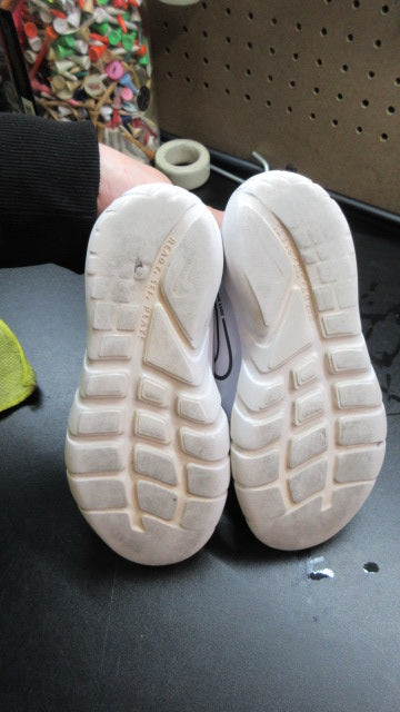 Load image into Gallery viewer, Used Nike Flex Runner 2 Running Shoes - Size Youth 2

