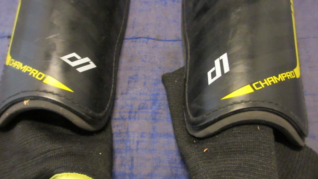 Load image into Gallery viewer, Used Champro D1 Shin Guards Size Large
