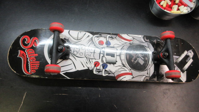 Load image into Gallery viewer, Used Satellite Skateboards 31" Skateboard
