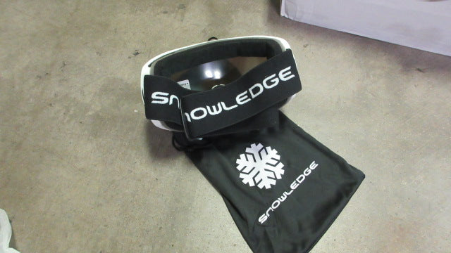 Load image into Gallery viewer, New Snowlodge Backflip Ski Goggles - Matte White/ Fake Green
