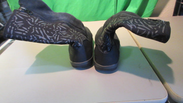 Load image into Gallery viewer, Used Keen Moxie Tall Waterproof Youth Size 1Y Boots
