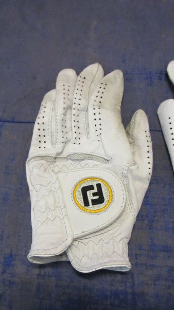 Load image into Gallery viewer, Used Foot-Joy Golf Gloves Ladies Size Small - small wear

