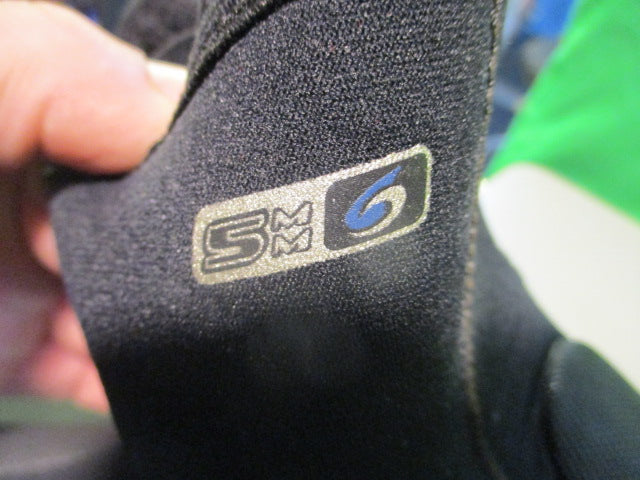 Load image into Gallery viewer, Used Neo Sports 5MM Size 9 Dive Boots
