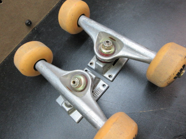Load image into Gallery viewer, Used Industrial SkateShop Venture Skateboard Trucks
