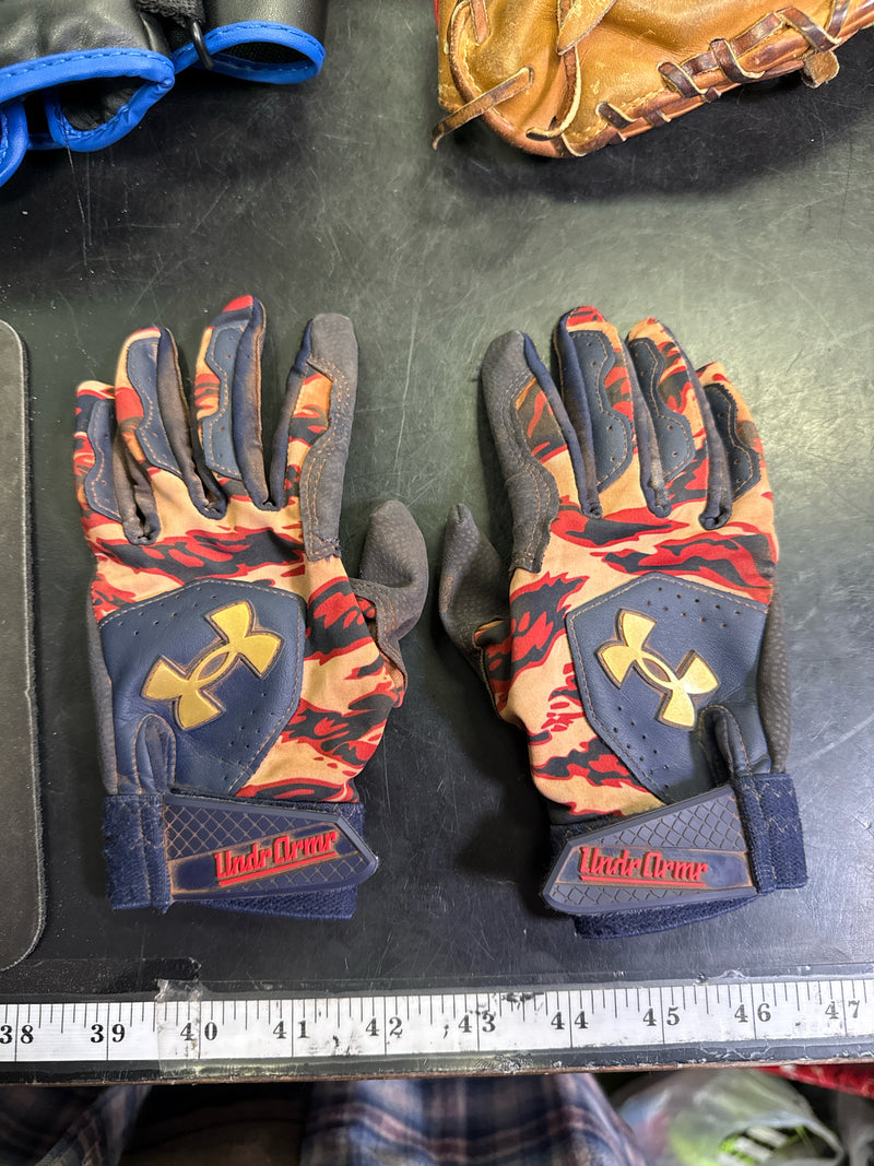 Load image into Gallery viewer, Used Under Armour Youth Batting Gloves Size Youth Small
