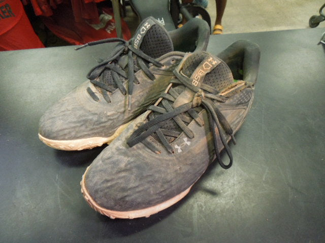 Load image into Gallery viewer, Heavy Use Under Armour Yard Turf Cleats Size 7
