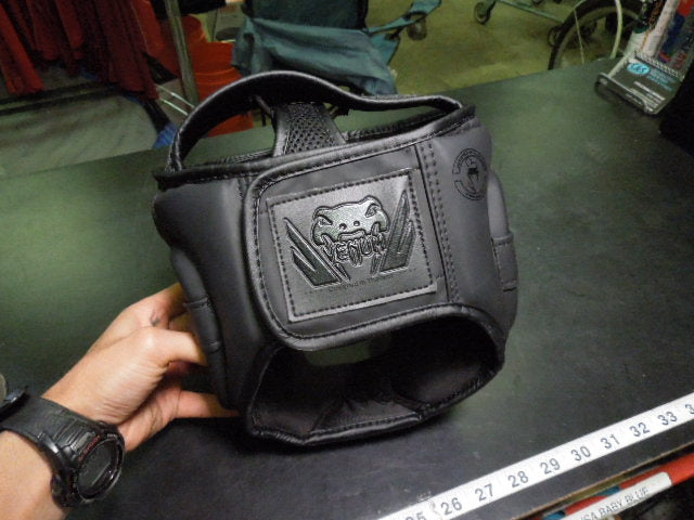 Load image into Gallery viewer, Used Venum Challenger Headgear Size Youth S/M
