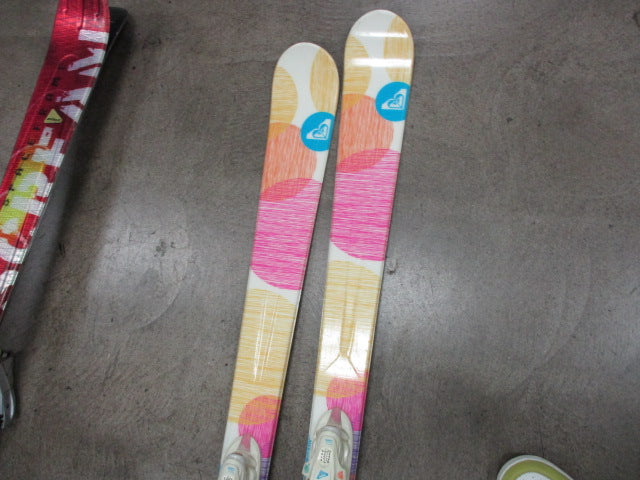 Load image into Gallery viewer, Used Roxy 154CM Downhill Skis With Roxy Bindings
