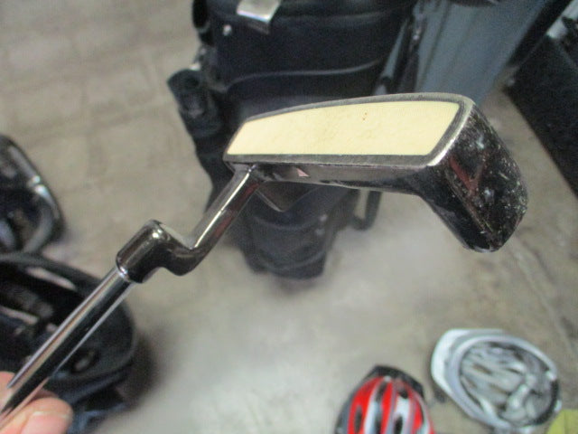 Load image into Gallery viewer, Used Black Velvet 220 RH Putter
