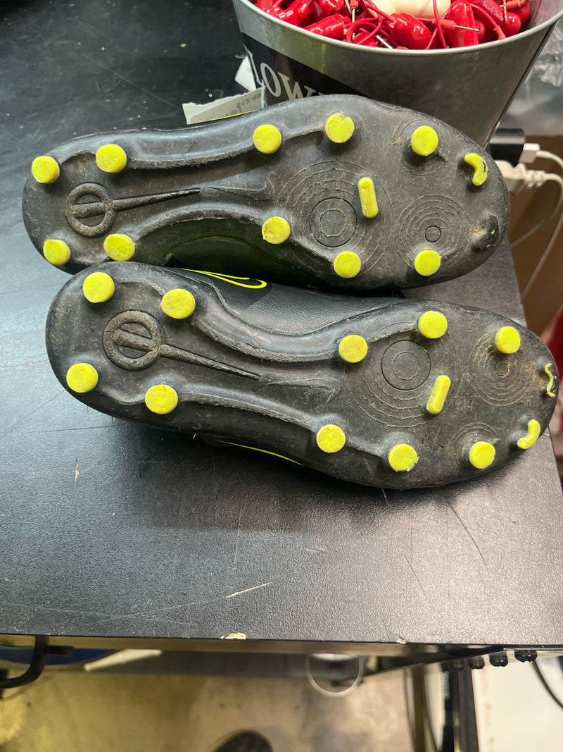 Load image into Gallery viewer, Used Nike Size 1Y Black Green Cleats
