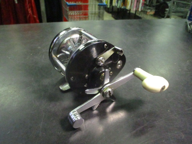 Load image into Gallery viewer, Vintage Penn No. 3 Salt Water Fishing Reel
