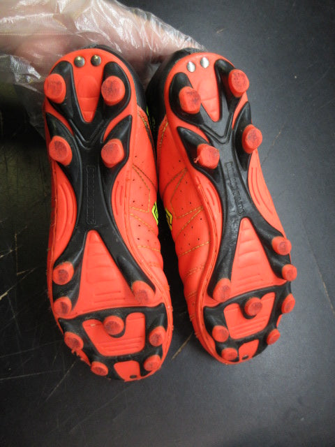 Load image into Gallery viewer, Used Dream Pairs Soccer Cleats - Size 1
