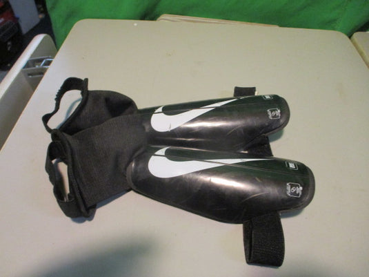 Used Nike Charge Size Youth Medium Soccer Shin Guards