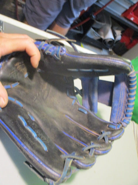 Load image into Gallery viewer, Used Akadema Precision Series 11.75 Glove - RHT
