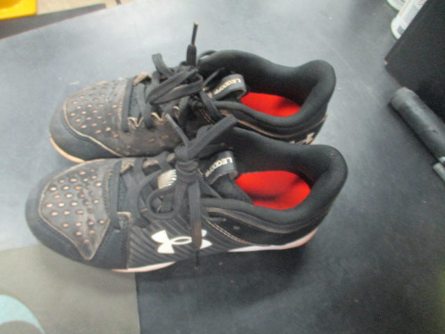 Load image into Gallery viewer, Used Under Armour Leadoff Size 1.5 Cleats
