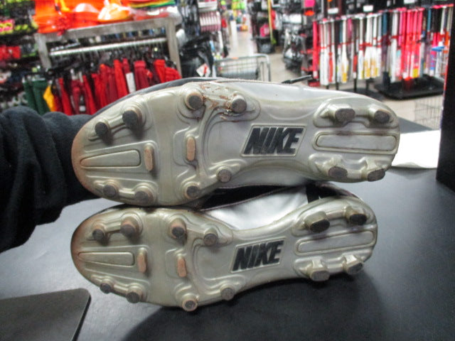 Load image into Gallery viewer, Used Nike vapor Strike Size Youth 5 Football Cleats
