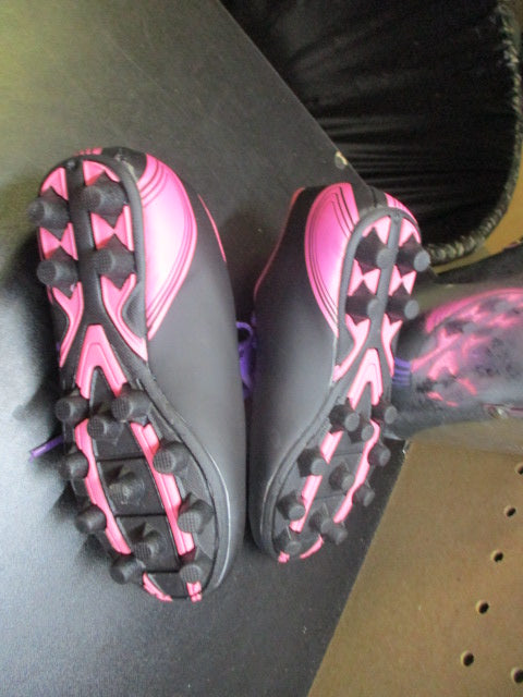 Load image into Gallery viewer, Diadora Soccer Cleats Youth Size 9.5

