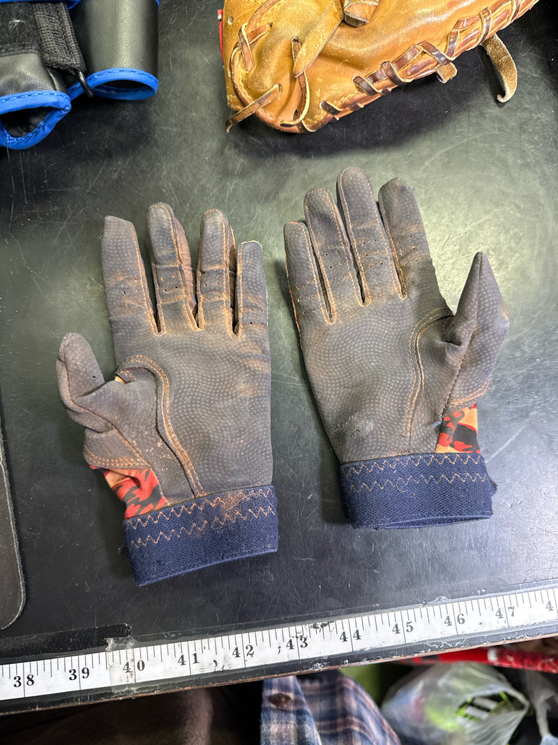 Load image into Gallery viewer, Used Under Armour Youth Batting Gloves Size Youth Small
