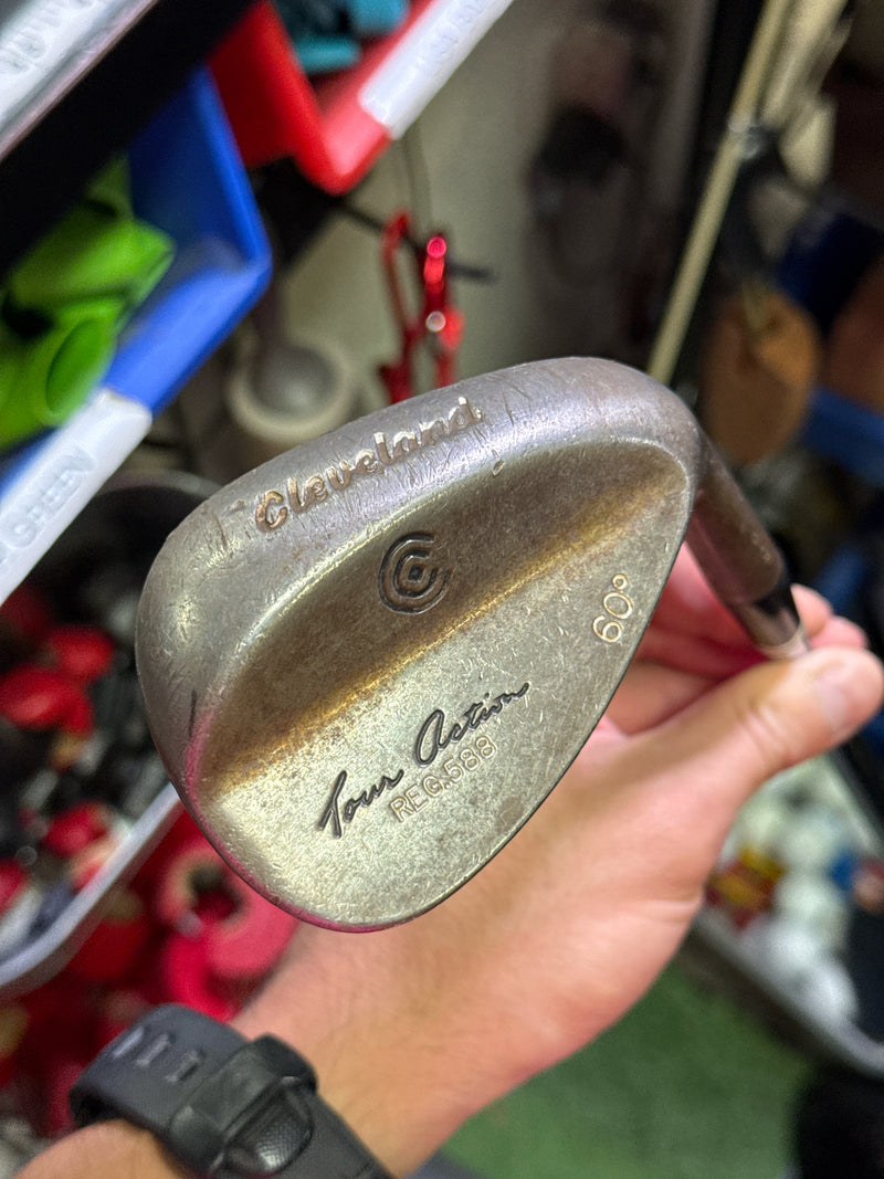 Load image into Gallery viewer, Used Cleveland Tour Action REG 588 60º Right Hand Lob Wedge
