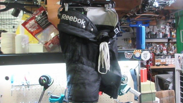 Load image into Gallery viewer, Used Reebok 16K Hockey Breezers - Youth
