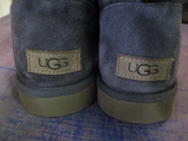 Load image into Gallery viewer, Used Ugg Classic Mini II Boots Adult Size 9
