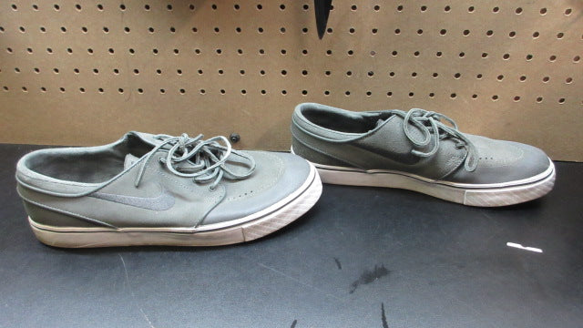 Load image into Gallery viewer, Used Nike SB Stefan Janoski Skating Shoes - Size 10
