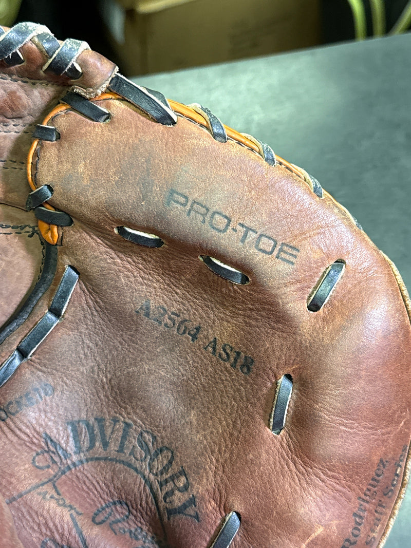 Load image into Gallery viewer, Used Wilson A2564 Staff Series Ivan R. Pro-Toe Catchers Mitt RHT
