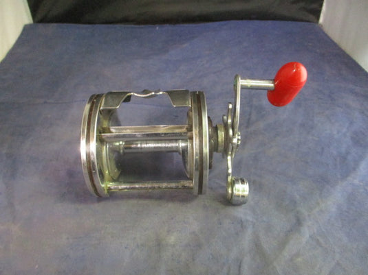 Used Immec 256-D Fishing Reel - has crack