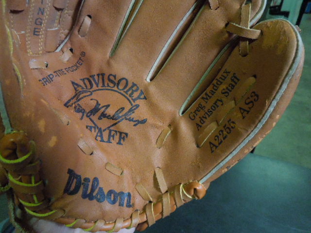Load image into Gallery viewer, Vintage Wilson Greg Maddux Advisory Staff Series A2255 10" RHT Youth Glove
