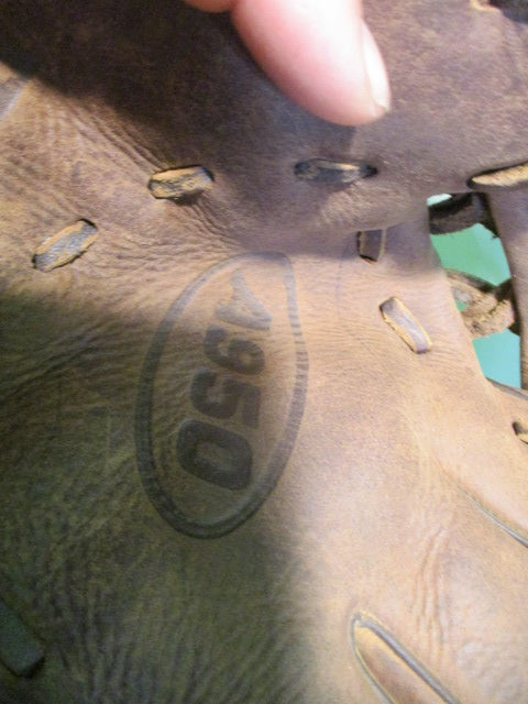 Load image into Gallery viewer, Used Wilson A950 11.5&quot; Glove - RHT

