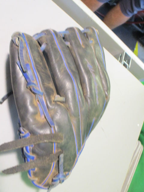 Used Akadema Precision Series 11.75 Glove - RHT