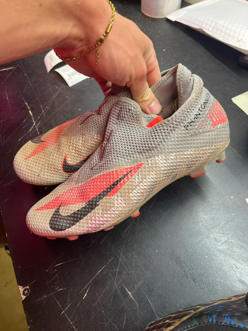 Load image into Gallery viewer, Used Nike Soccer cleats Phantom size 3

