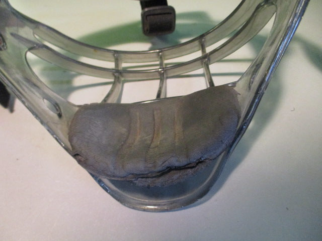 Load image into Gallery viewer, Used Sklz Softball Fielders Mask
