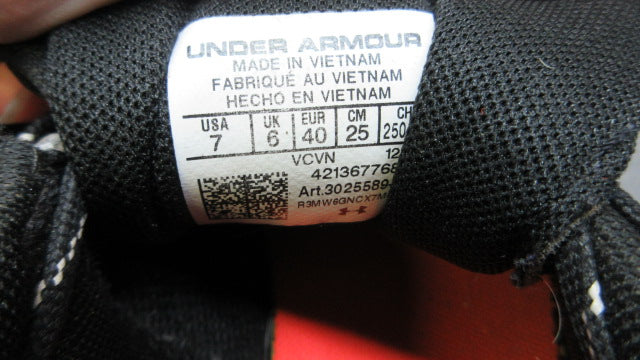Load image into Gallery viewer, Used Under Armour Leadoff Baseball Cleats - Size 7
