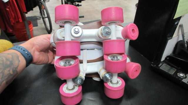 Load image into Gallery viewer, Used Chicago Size 1 Roller Skates
