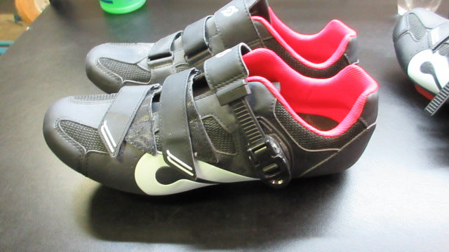 Load image into Gallery viewer, Used Peloton Spin Bike Shoes Size 45 US Size 11.5
