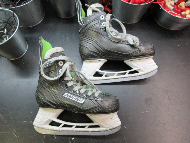 Load image into Gallery viewer, Used Bauer XL5 Hockey Skates - Size 3
