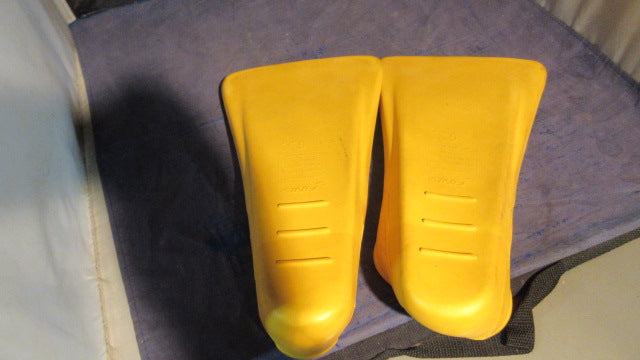 Load image into Gallery viewer, Used Finis Zoomers Swim Fins 10.5-11.5 Mens - Slight Tear Near Ankle
