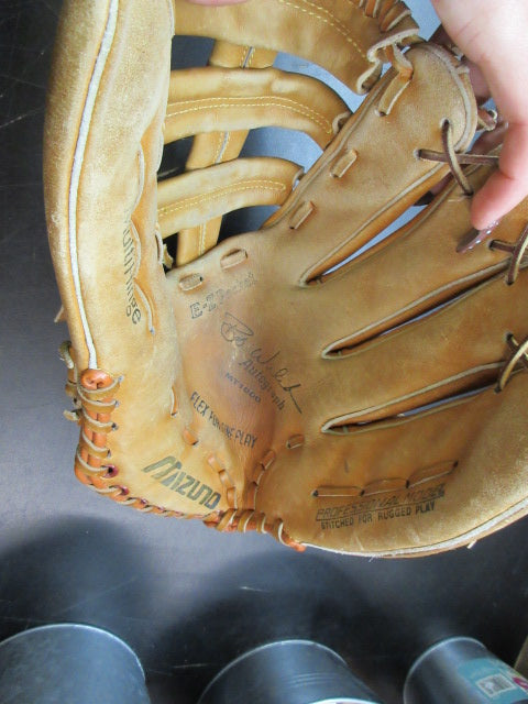 Load image into Gallery viewer, Used Mizuno MT1000 Autograph Series 12" Glove - RHT
