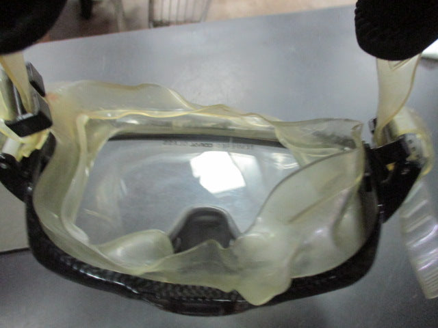 Load image into Gallery viewer, Used Coral Scuba Mask
