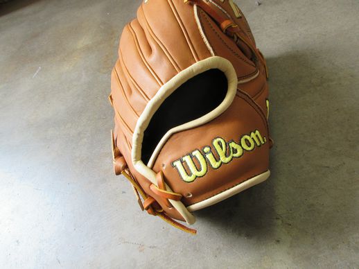 Load image into Gallery viewer, New Wilson A2000 Classic B23 Pro-Stock 12" Leather Pitcher Glove - RHT
